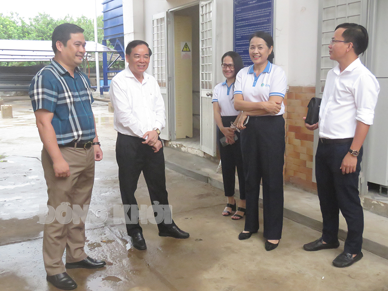 Chủ tịch UBND tỉnh Trần Ngọc Tam trao đổi cùng nhà tài trợ.