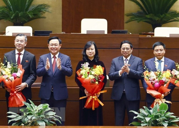 Thủ tướng Phạm Minh Chính, Chủ tịch Quốc hội Vương Đình Huệ chúc mừng Tổng Kiểm toán nhà nước Ngô Văn Tuấn, Bộ trưởng Bộ Y tế Đào Hồng Lan và Bộ trưởng Bộ Giao thông Vận tải Nguyễn Văn Thắng. Ảnh: Doãn Tấn/TTXVN