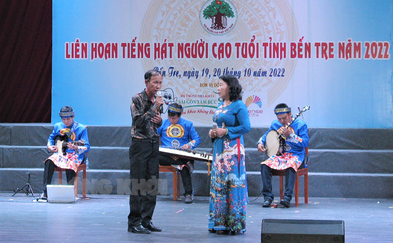 Ông Trần Quang Tỏa (60 tuổi, huyện Mỏ Cày Nam) song ca cùng bà Lê Thị Thu Thủy (58 tuổi, huyện Châu Thành).