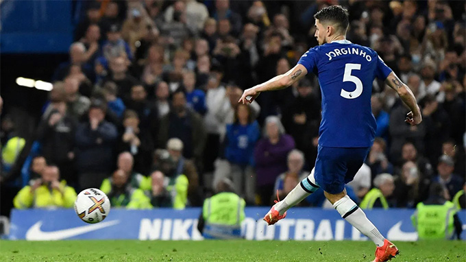 Casemiro ghi bàn phút bù giờ giành về 1 điểm cho Quỷ đỏ Jorginho mở tỷ số ở phút 87