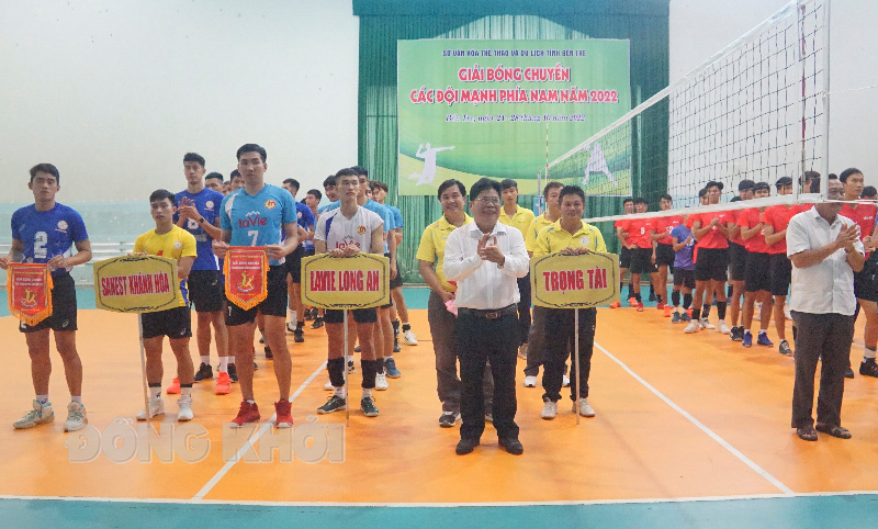 Giám đốc Sở VH,TT&DL Nguyễn Văn Bàn trao cờ lưu niệm cho các đội tham dự giải.