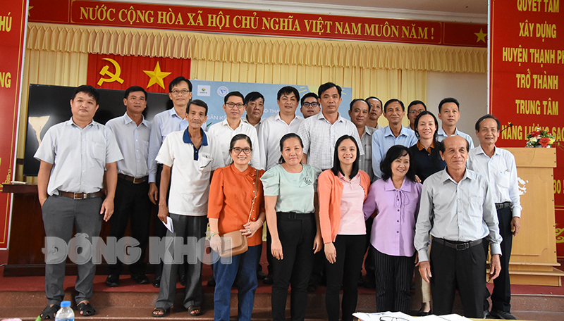 Thúc đẩy các giải pháp năng lượng bền vững Đại biểu dự hội thảo chụp ảnh lưu niệm.