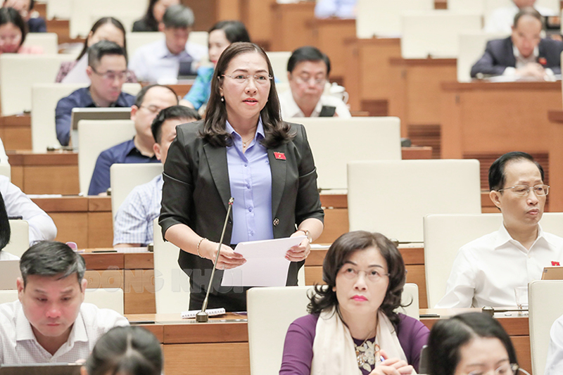 Đại biểu Nguyễn Thị Yến Nhi - Phó Trưởng Đoàn chuyên trách tỉnh Bến Tre tham gia thảo luận ở hội trường về một số nội dung còn ý kiến khác nhau của dự án Luật Thanh tra (sửa đổi).