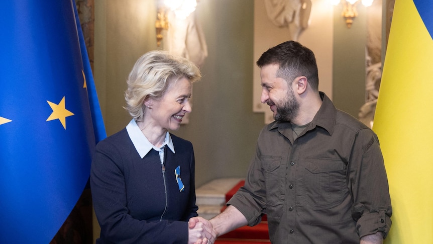 Chủ tịch Ủy ban EU Ursula von der Leyen và Tổng thống Ukraine Zelensky. Ảnh: ABC