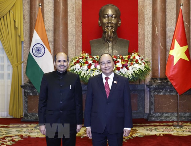 Chủ tịch nước Nguyễn Xuân Phúc chụp ảnh chung với Đại sứ Ấn Độ Sandeep Arya. (Ảnh: Thống Nhất/TTXVN)