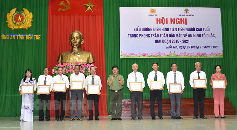 Đại tá Phạm Thanh Tùng - Phó giám đốc Công an tỉnh trao giấy khen cho các cá nhân NCT có nhiều thành tích trong phong trào TDBVANTQ. Ảnh: CTV