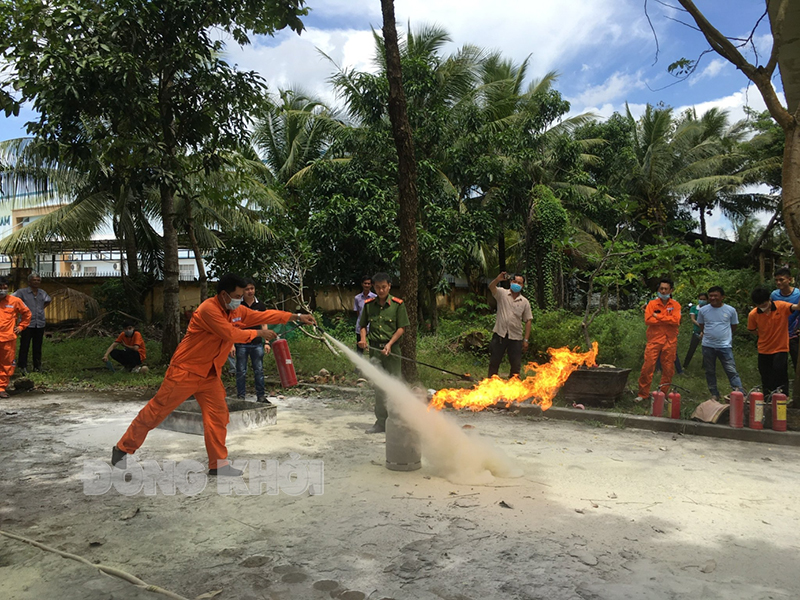 Phối hợp tổng rà soát, kiểm tra an toàn về phòng cháy, chữa cháy Tập huấn công tác phòng cháy, chữa cháy tại huyện Mỏ Cày Bắc. Ảnh: Quang Duy