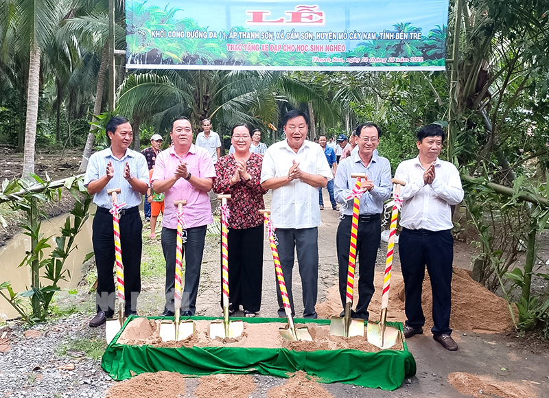 Ngành giao thông vận tải tỉnh tích cực hướng về cơ sở Đại biểu khởi công đường bê-tông ĐA11 ấp Thanh Sơn, xã Cẩm Sơn. Ảnh: CTV.