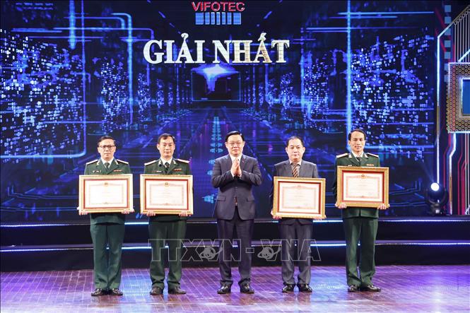 Lễ trao Giải thưởng Sáng tạo Khoa học Công nghệ Việt Nam năm 2021 Chủ tịch Quốc hội Vương Đình Huệ trao Bằng khen của Thủ tướng Chính phủ cho các tập thể có thành tích xuất sắc. Ảnh: Doãn Tấn/TTXVN
