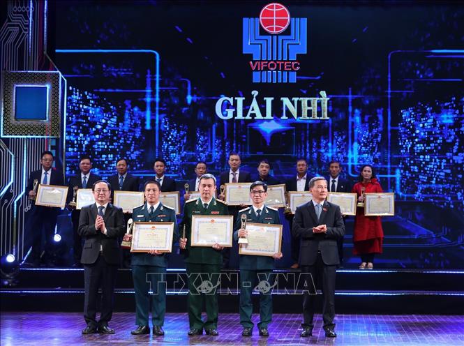 Lễ trao Giải thưởng Sáng tạo Khoa học Công nghệ Việt Nam năm 2021 Bộ trưởng Bộ Khoa học và Công nghệ Huỳnh Thành Đạt và Chủ nhiệm Ủy ban Khoa học, Công nghệ và Môi trường của Quốc hội Lê Quang Huy trao giải Nhì cho các nhóm tác giả. Ảnh: Hoàng Hiếu/TTXVN