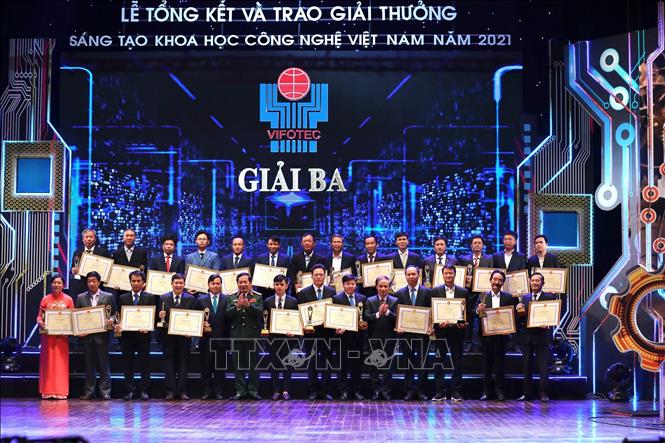 Lễ trao Giải thưởng Sáng tạo Khoa học Công nghệ Việt Nam năm 2021 Các tác giả, nhóm tác giả nhận giải Ba Giải thưởng Sáng tạo khoa học công nghệ Việt Nam năm 2021. Ảnh: Hoàng Hiếu/TTXVN