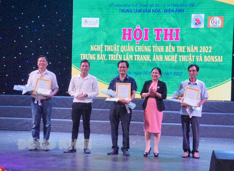 Hội thi Nghệ thuật quần chúng tỉnh Bến Tre năm 2022 Phó giám đốc Sở VH,TT&DL Trần Thị Kiều Tôn và nhà tài trợ trao giải cho các đơn vị đạt giải tại hội thi.