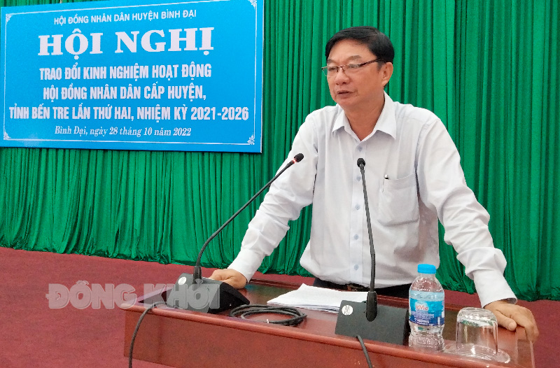 Phó chủ tịch HĐND tỉnh Lê Văn Khê phát biểu tại hội nghị. 