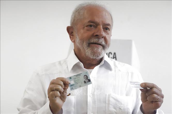 Ứng cử viên Tổng thống Brazil Luiz Inacio Lula da Silva bỏ phiếu trong cuộc bầu cử Tổng thống vòng hai tại điểm bầu cử ở Sao Bernardo do Campo, Sao Paulo, ngày 30-10-2022. Ảnh: THX/ TTXVN