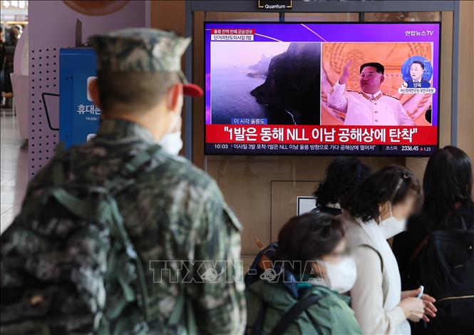 Truyền hình Hàn Quốc đưa tin về vụ phóng tên lửa đạn đạo tầm ngắn của Triều Tiên về vùng biển phía Đông bán đảo Triều Tiên, ngày 2-11-2022. Ảnh: YONHAP/TTXVN