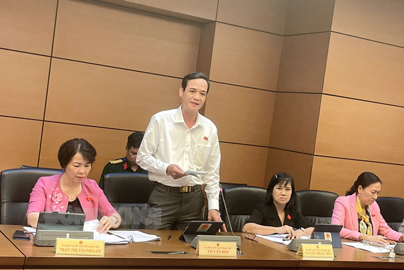 Đại biểu Quốc hội đơn vị tỉnh Bến Tre thảo luận dự án Luật Hợp tác xã (sửa đổi) và dự án Luật Phòng thủ dân sự Đại biểu Võ Văn Hội - Ủy viên Ban Thường vụ Tỉnh ủy, Chỉ huy trưởng Bộ chỉ huy Quân sự tỉnh tham gia thảo luận tại tổ về dự án Luật Phòng thủ dân sự.