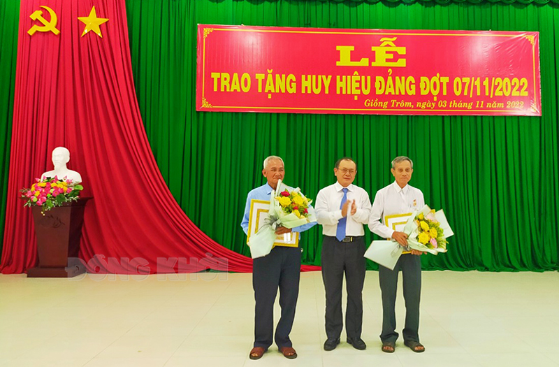 Phó chủ tịch Thường trực HĐND tỉnh Huỳnh Quang Triệu trao Huy hiệu 55 năm tuổi Đảng cho đảng viên.