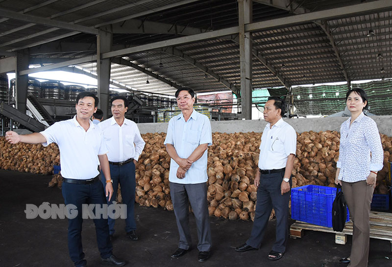 Đồng hành, hỗ trợ doanh nghiệp trong tiêu thụ, sản xuất, kinh doanh Phó chủ tịch HĐND tỉnh Lê Văn Khê (thứ ba, phải sang), cùng đại biểu các ban thuộc HĐND tỉnh, sở, ngành tỉnh khảo sát tình hình hoạt động tại Công ty BEINCO.