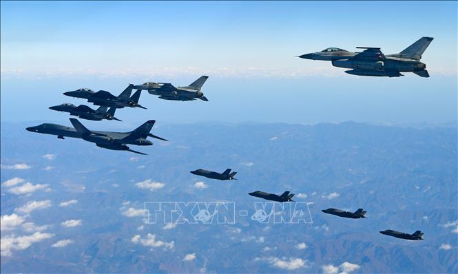 Máy bay ném bom B-1B (trái), US F-35A (phía xa) của Không lực Mỹ (trái) và F-16 (phải) cùng F-15K (trái, phía trên) của Hàn Quốc trong cuộc tập trận chung thường niên "Vigilant Ace" ngày 6-12-2017. Ảnh tư liệu: AFP/TTXVN