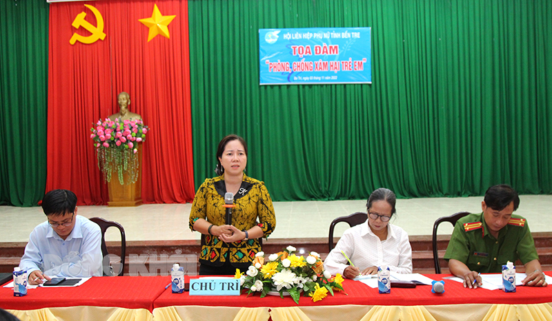 Chủ tịch Hội LHPN tỉnh Nguyễn Thị Kim Thoa phát biểu tại buổi tọa đàm.