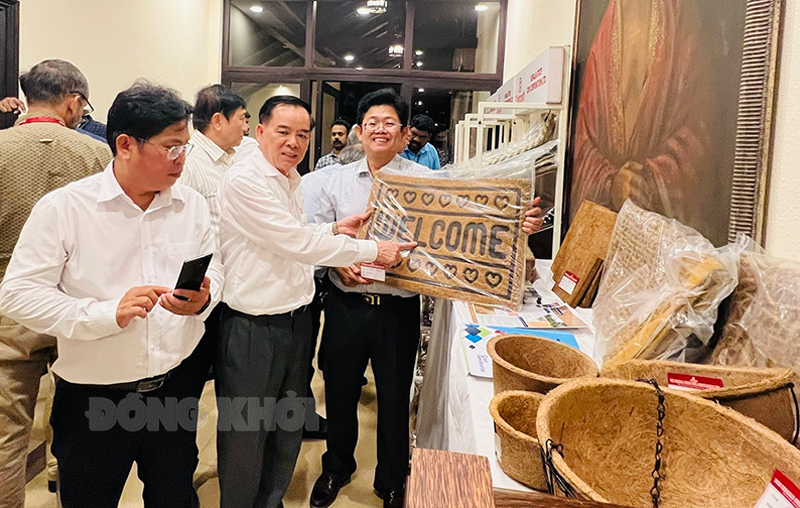 Chủ tịch UBND tỉnh Trần Ngọc Tam cùng đoàn công tác tham quan một số sản phẩm từ dừa, chỉ xơ dừa, gỗ dừa của các doanh nghiệp Ấn Độ. Ảnh: CTV