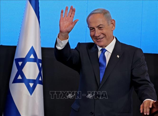 Bầu cử Israel: Khối của cựu Thủ tướng Netanyahu giành chiến thắng Cựu Thủ tướng Israel, lãnh đạo đảng Likud Benjamin Netanyahu phát biểu trước những người ủng hộ sau khi bỏ phiếu tổng tuyển cử, tại Jerusalem ngày 2-11-2022. Ảnh: AFP/TTXVN