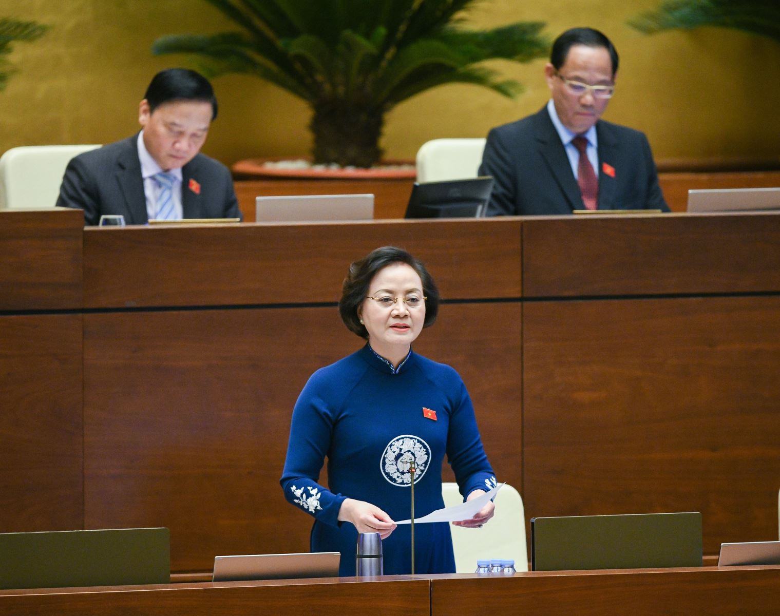 Bộ trưởng Bộ Nội vụ Phạm Thị Thanh Trà trả lời chất vấn các đại biểu Quốc hội.