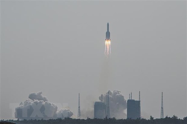 Tên lửa đẩy Trường Chinh 5B Y4, mang theo module Mộng Thiên rời bệ phóng tại bãi phóng Văn Xương, tỉnh Hải Nam, miền Nam Trung Quốc ngày 31-10-2022. (Ảnh: THX/TTXVN)