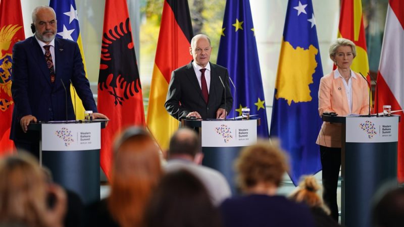 Thủ tướng Đức Olaf Scholz (giữa) phát biểu tại cuộc họp báo cùng Chủ tịch Ủy ban Châu Âu Ursula von der Leyen (phải) và Thủ tướng Albania Edi Rama (trái) về Hội nghị Tây Balkans tại Đức ngày 3-11. Ảnh: EPA-EFE