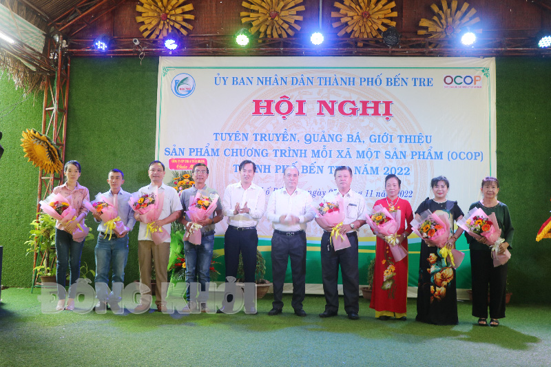 Lãnh đạo thành phố Bến Tre tặng hoa cho các chủ thể có sản phẩm được công nhận sản phẩm OCOP