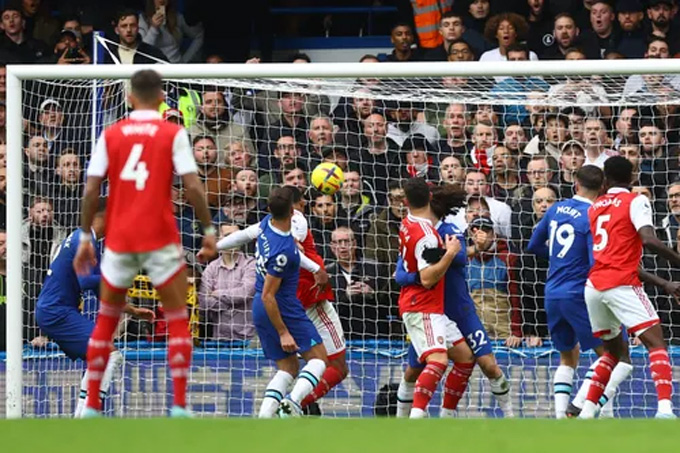 Arsenal lấy lại ngôi đầu Pha lập công của Gabriel hạ sát Chelsea