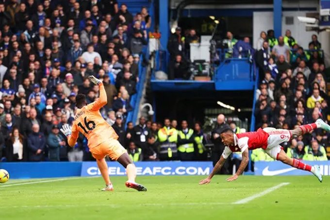 Arsenal lấy lại ngôi đầu Jesus bỏ lỡ cơ hội ngon ăn