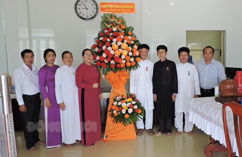 Chủ tịch Ủy ban MTTQ Việt Nam tỉnh Nguyễn Thị Hồng Nhung cùng đoàn thăm, chúc mừng Ban đại diện Hội thánh Cao Đài Tòa thánh Tây Ninh tỉnh.