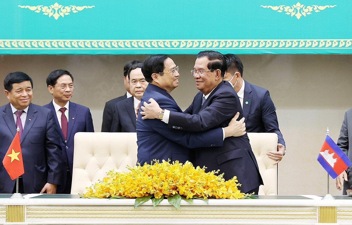 Việt Nam - Campuchia phát triển hơn nữa quan hệ láng giềng tốt đẹp Thủ tướng Phạm Minh Chính và Thủ tướng Vương quốc Campuchia Samdech Techo Hun Sen tại lễ Ký kết văn kiện sau hội đàm. Ảnh: Dương Giang/TTXVN