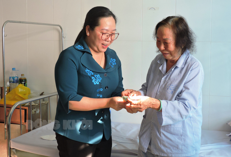 Thăm, tặng quà nguyên lãnh đạo MTTQ Việt Nam tỉnh qua các thời kỳ Cô Lê Thị Thanh Liêm gửi ủng hộ quỹ vì người nghèo phần quà 1 triệu tiền mặt.