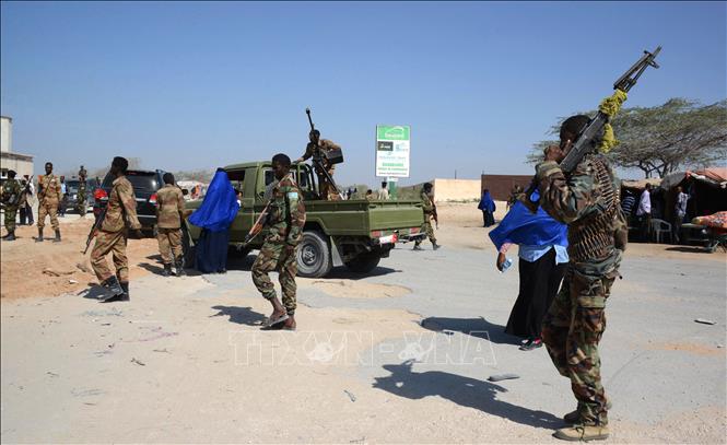 Binh sĩ Chính phủ Somalia tuần tra trên đường phố Mogadishu. Ảnh tư liệu: AFP/TTXVN