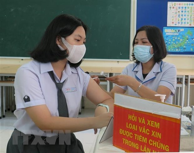 Nhân viên Y tế thành phố Tuy Hòa tiêm vắc-xin phòng COVID-19 cho trẻ em. Ảnh: Xuân Triệu/TTXVN