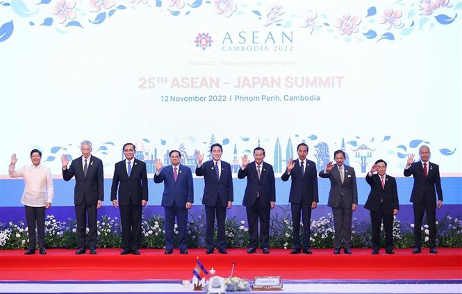 Trưởng đoàn các nước ASEAN và Thủ tướng Nhật Bản Kishida Fumio chụp ảnh chung. Ảnh: Dương Giang/TTXVN