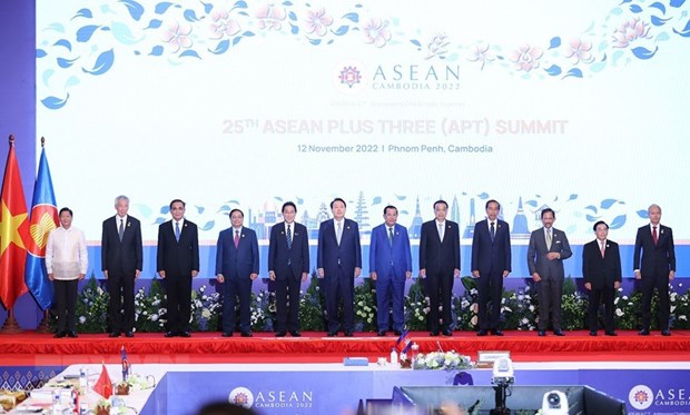 Thủ tướng Phạm Minh Chính dự hội nghị ASEAN với các đối tác Trưởng đoàn các nước ASEAN và Thủ tướng Trung Quốc Lý Khắc Cường, Thủ tướng Nhật Bản Kishida Fumio và Tổng thống Hàn Quốc Yoon Suk-yeol chụp ảnh chung. Ảnh: Dương Giang/TTXVN