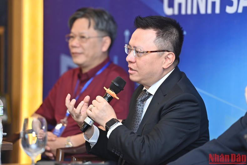 Tháo gỡ khó khăn về cơ chế, chính sách cho Báo Đảng Ông Lê Quốc Minh, Tổng Biên tập Báo Nhân Dân chia sẻ kinh nghiệm về chuyển đổi số tại tòa soạn Báo Nhân Dân. (Ảnh: Đăng Khoa)