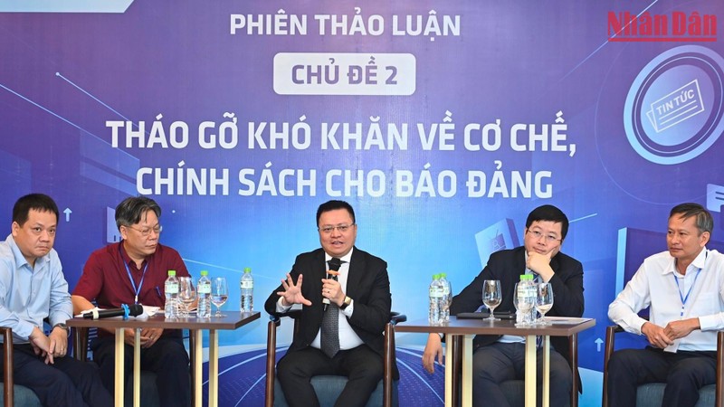 Tháo gỡ khó khăn về cơ chế, chính sách cho Báo Đảng Các diễn giả trao đổi tại hội thảo. Ảnh: Đăng Khoa