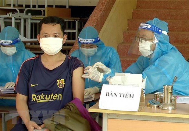 Ngày 13-11-2022, ghi nhận 242 ca mắc mới COVID-19, không có ca tử vong Lực lượng y tế tiêm vắc-xin phòng COVID-19 cho người dân. Ảnh: Trung Hiếu/TTXVN