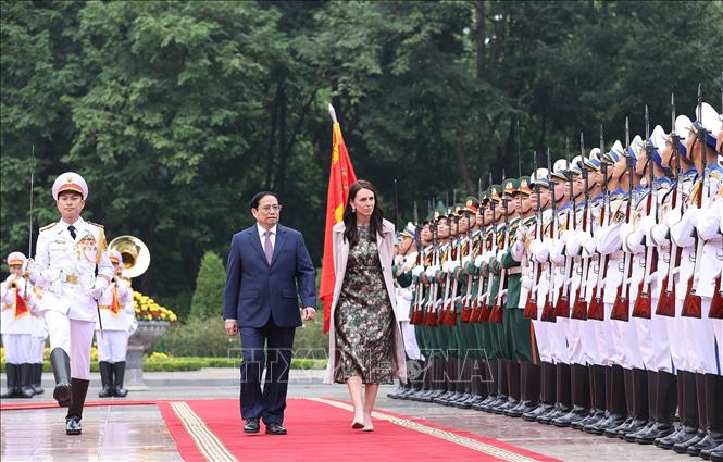 Thủ tướng Phạm Minh Chính chủ trì lễ đón Thủ tướng New Zealand Thủ tướng Phạm Minh Chính và Thủ tướng New Zealand Jacinda Ardern duyệt đội danh dự Quân đội nhân dân Việt Nam. Ảnh: Dương Giang/TTXVN