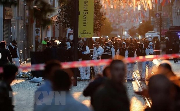 Cảnh sát phong tỏa hiện trường vụ đánh bom tại phố đi bộ Istiklal ở Istanbul, Thổ Nhĩ Kỳ ngày 13-11-2022. (Ảnh: Reuters/TTXVN)