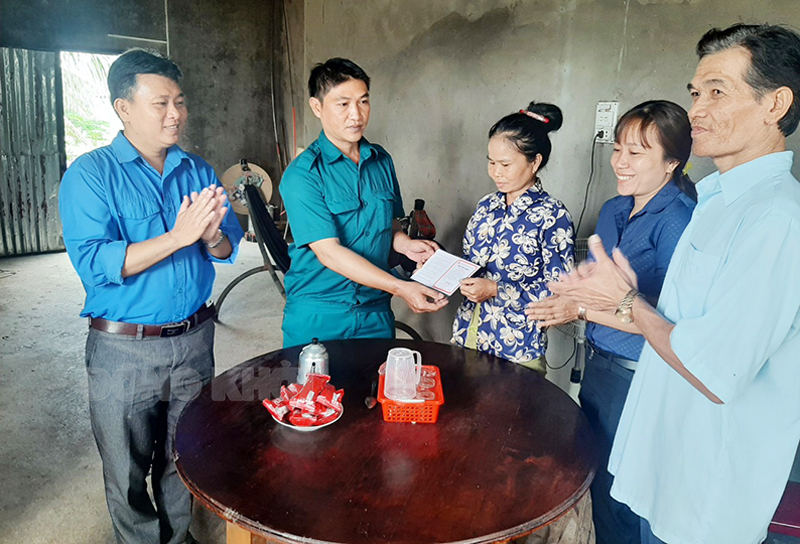 Tặng sổ tiết kiệm cho gia đình thanh niên nhập ngũ xã An Bình Tây, huyện Ba Tri.