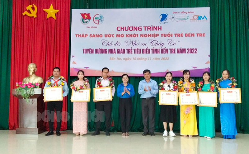 Tuyên dương thầy cô giáo tiêu biểu năm 2022.