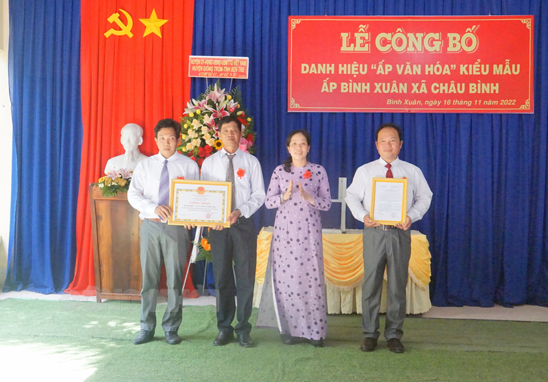 Phó chủ tịch UBND huyện Đinh Thị Thanh Nhanh trao quyết định và bằng công nhận ấp VH kiểu mẫu cho đại diện ấp Bình Xuân.