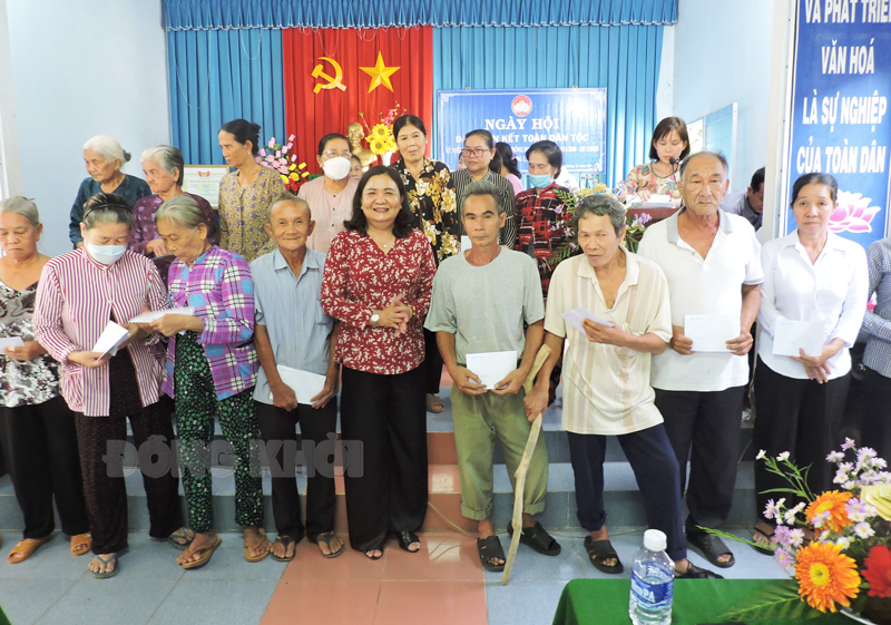 Phó bí thư Thường trực Tỉnh ủy - Chủ tịch HĐND tỉnh Hồ Thị Hoàng Yến tặng quà cho bà con tại ngày hội.