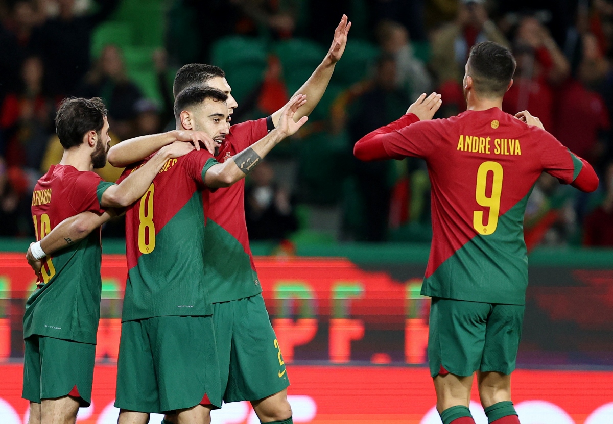 Diogo Dalot ghi bàn thắng mở tỷ số cho Bồ Đào Nha.