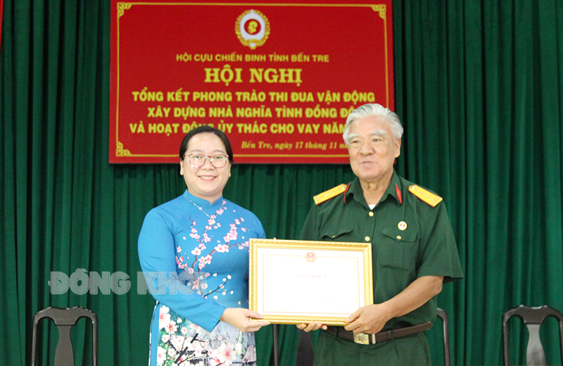 Chủ tịch Ủy ban MTTQ Việt Nam tỉnh Nguyễn Thị Hồng Nhung trao bằng khen của UBND tỉnh cho Đại tá Trần Quốc Việt về thành tích xuất sắc trong vận động xây nhà NTĐĐ năm 2022